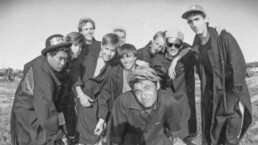 Iconico scatto della Bones Brigade al Del Mar Skate Ranch nel 1986 mentre indossa le nuove giacche del team